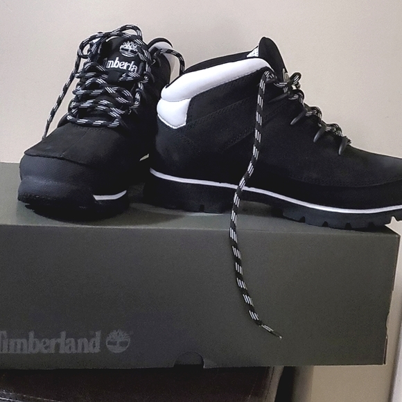 NEW Timberland hiking boots! ๐ - Picture 3 of 10